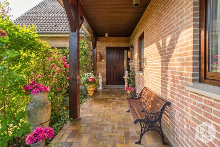 Maison familiale spacieuse, garages multiples et jardin aménagé.
