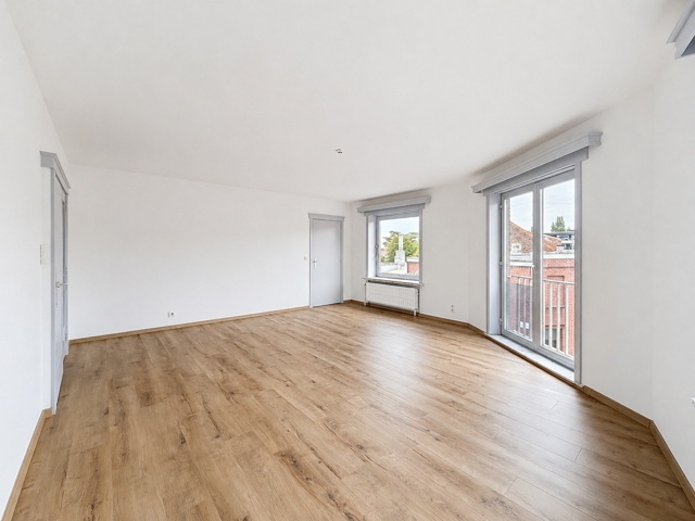 Appartement rénové avec 2 chambres, terrasse et garage. Libre de suite.