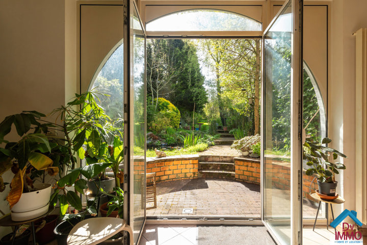 CHARMANTE MAISON AVEC GRAND JARDIN