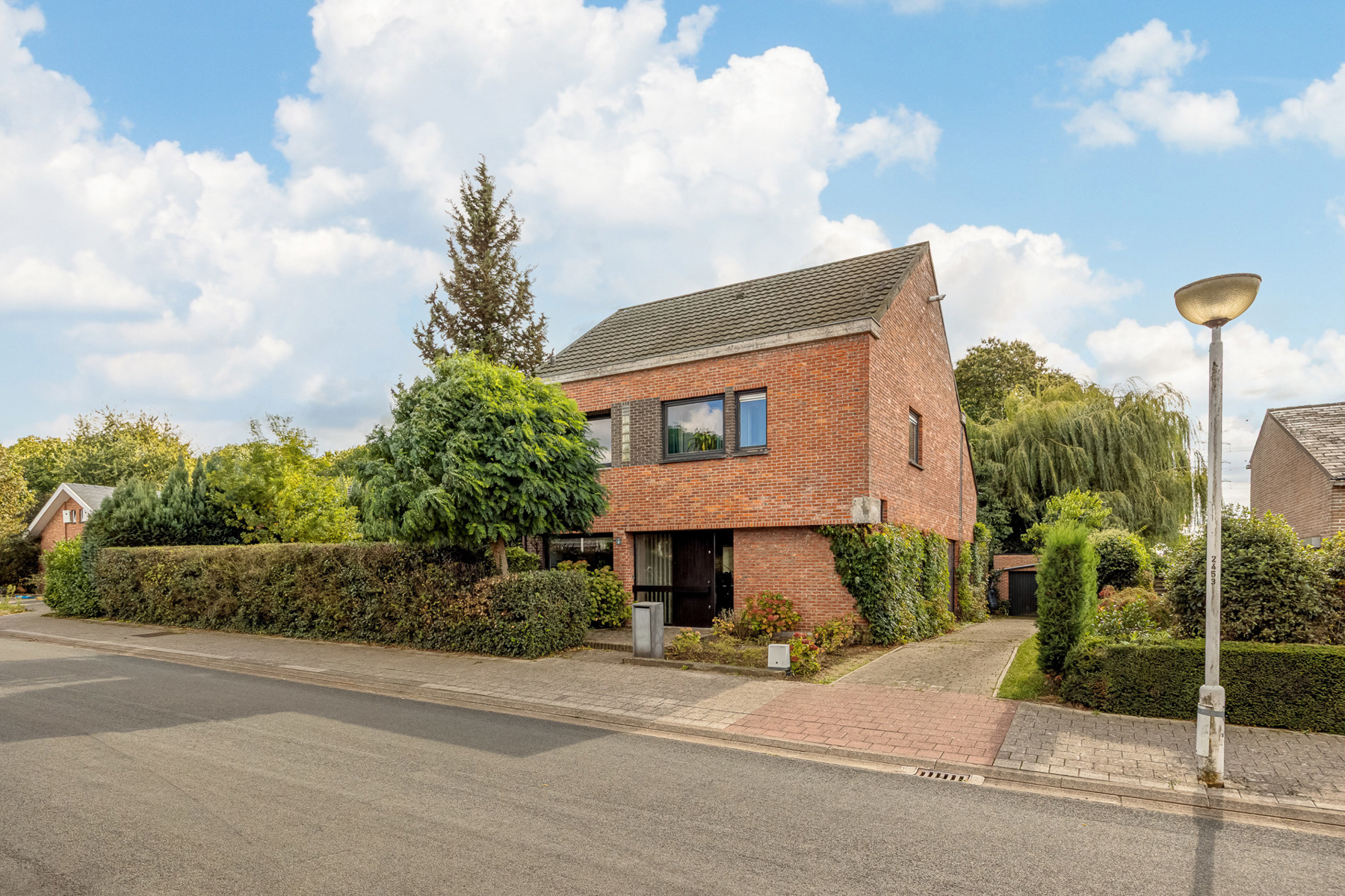 Goed gelegen op te frissen woning met garage en grote tuin