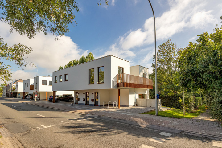Recent gelijkvloers nieuwbouwappartement met terras en tuin