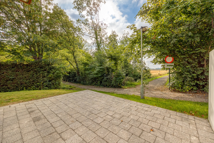 Recent gelijkvloers nieuwbouwappartement met terras en tuin