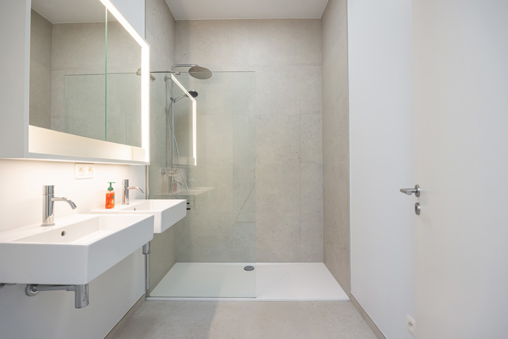 Recent gelijkvloers nieuwbouwappartement met terras en tuin