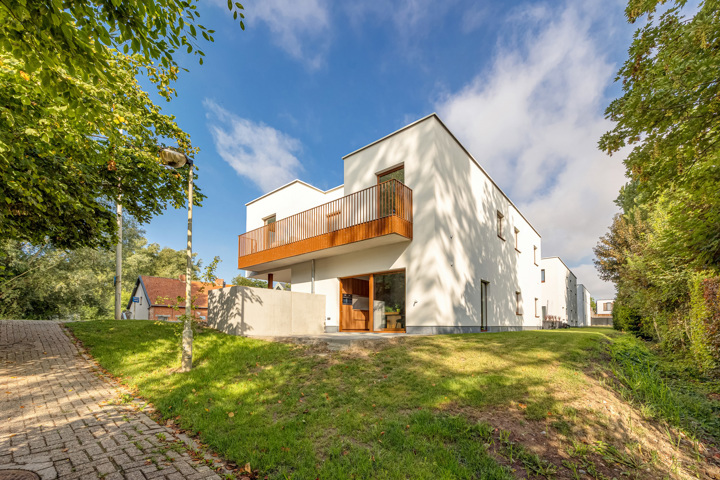 Recent gelijkvloers nieuwbouwappartement met terras en tuin