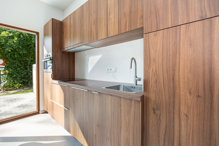 Recent gelijkvloers nieuwbouwappartement met terras en tuin