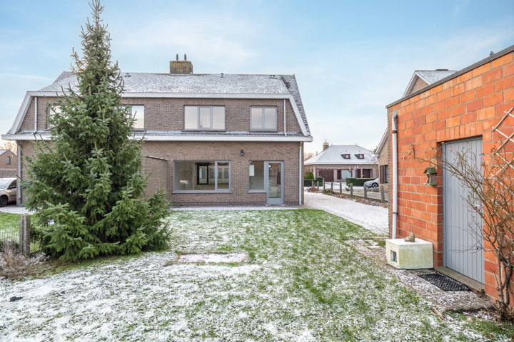 Goed gelegen, halfopen woning met garage en tuin