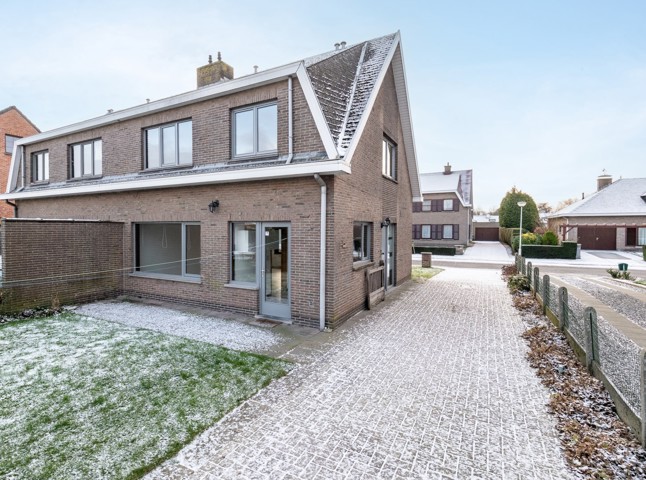 Goed gelegen, halfopen woning met garage en tuin
