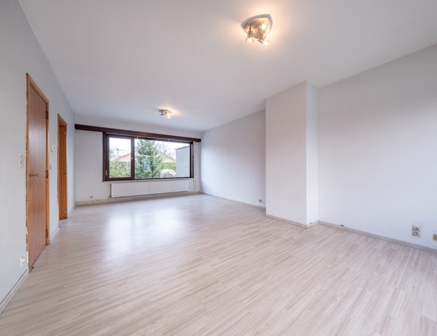 Goed gelegen, halfopen woning met garage en tuin