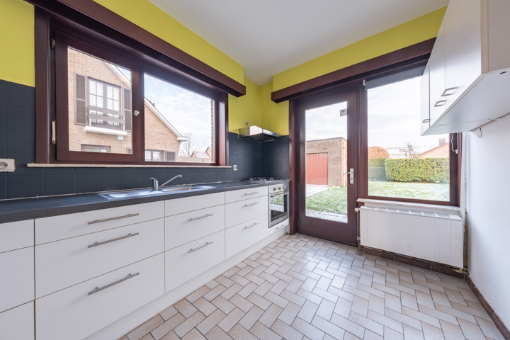 Goed gelegen, halfopen woning met garage en tuin