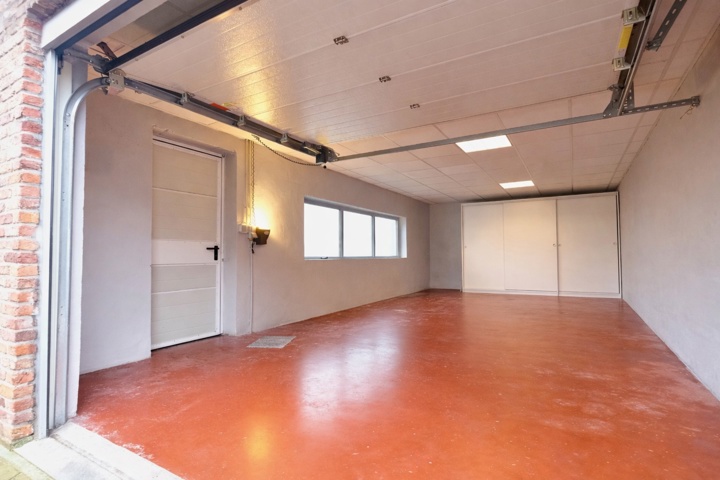 Halfopen bebouwing met ruime oprit en garagebox