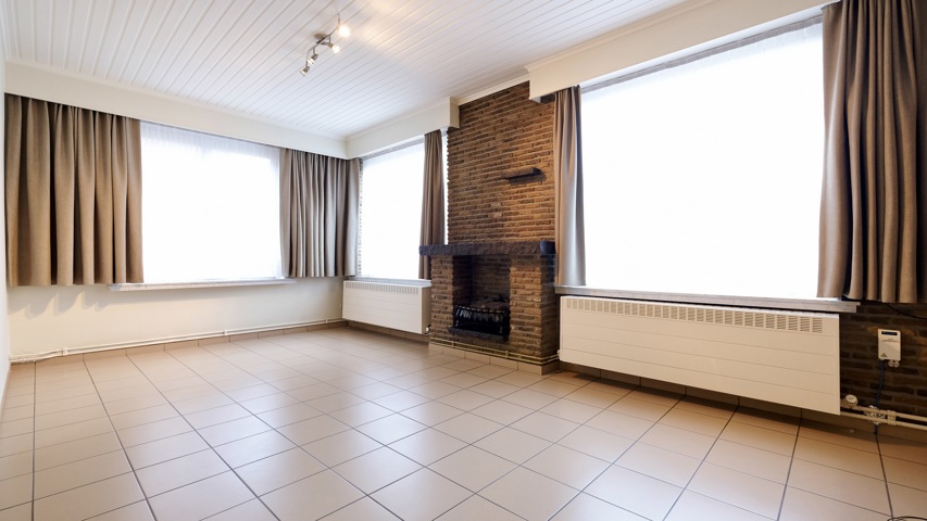 Halfopen bebouwing met ruime oprit en garagebox