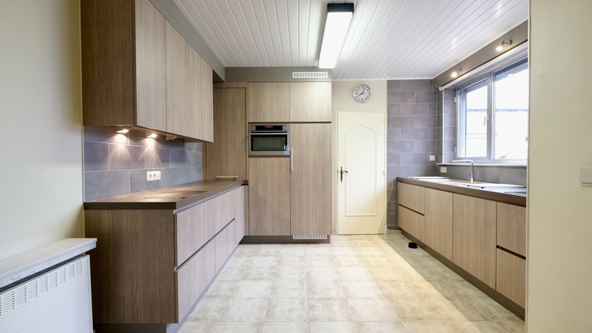 Halfopen bebouwing met ruime oprit en garagebox