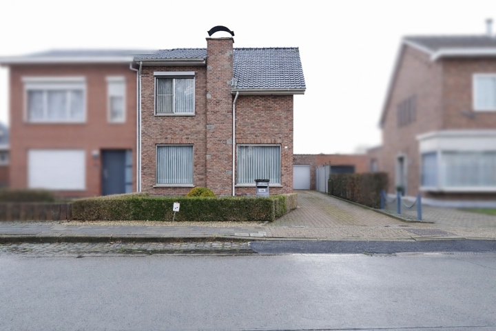 Halfopen bebouwing met ruime oprit en garagebox
