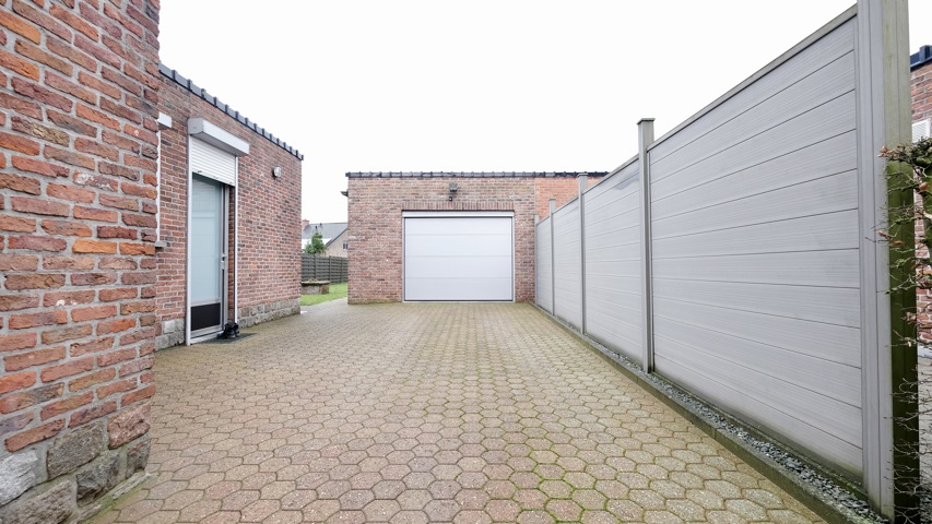 Halfopen bebouwing met ruime oprit en garagebox