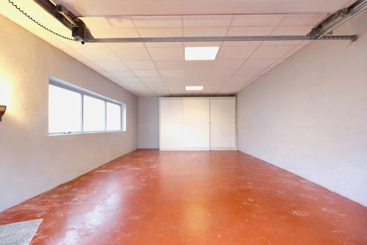 Halfopen bebouwing met ruime oprit en garagebox