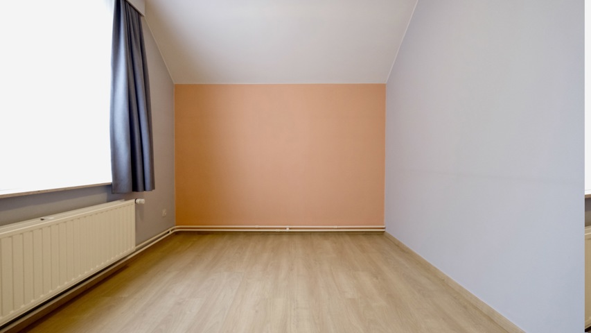 Halfopen bebouwing met ruime oprit en garagebox