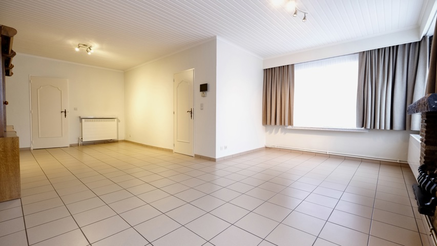 Halfopen bebouwing met ruime oprit en garagebox