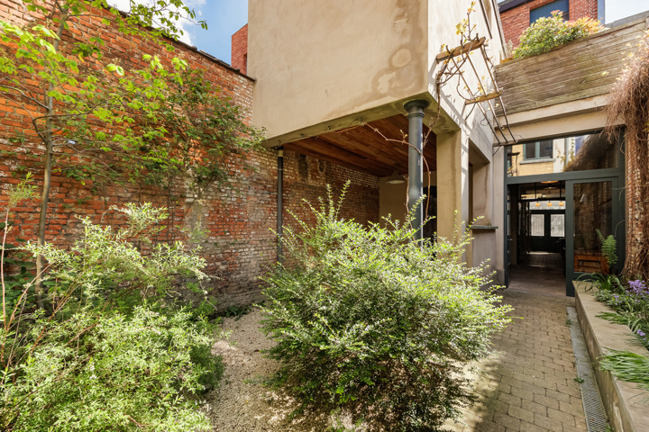 Grote woning met achterhuis in het leuke Berchem