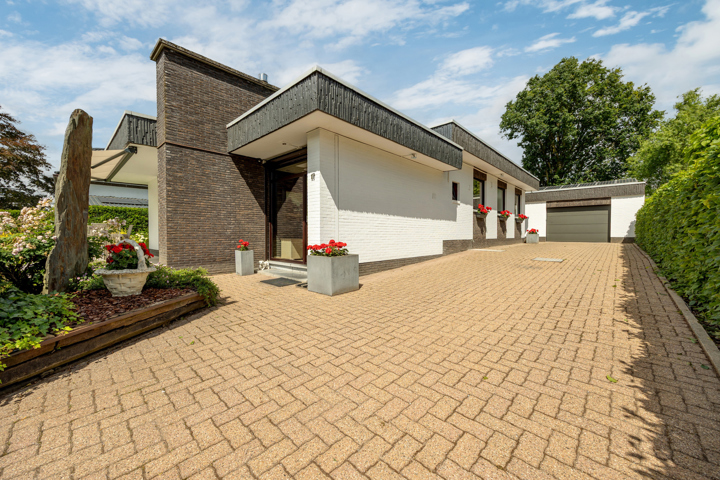 Goedgelegen bungalow met tuin, oprit en garage