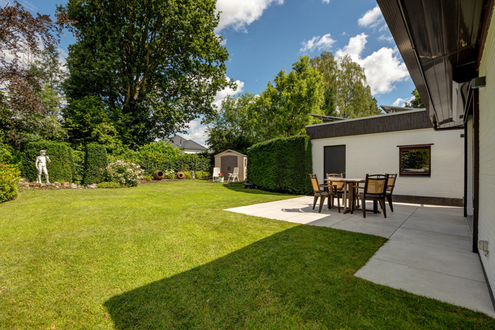Goedgelegen bungalow met tuin, oprit en garage