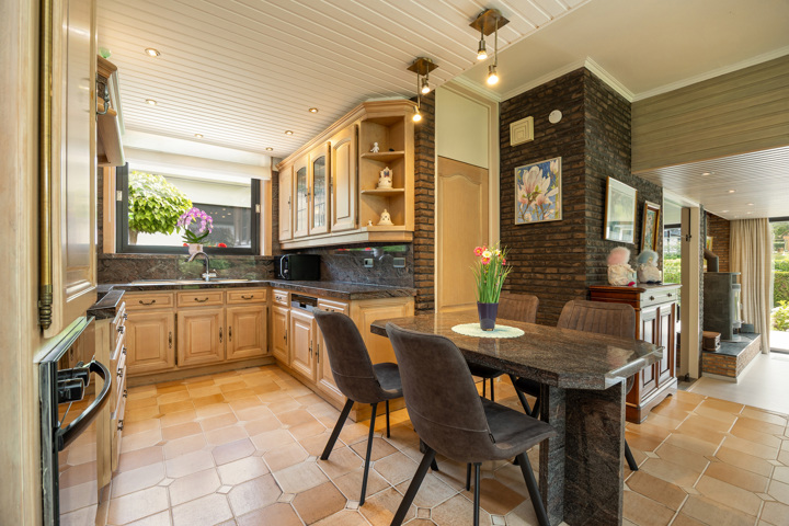 Goedgelegen bungalow met tuin, oprit en garage