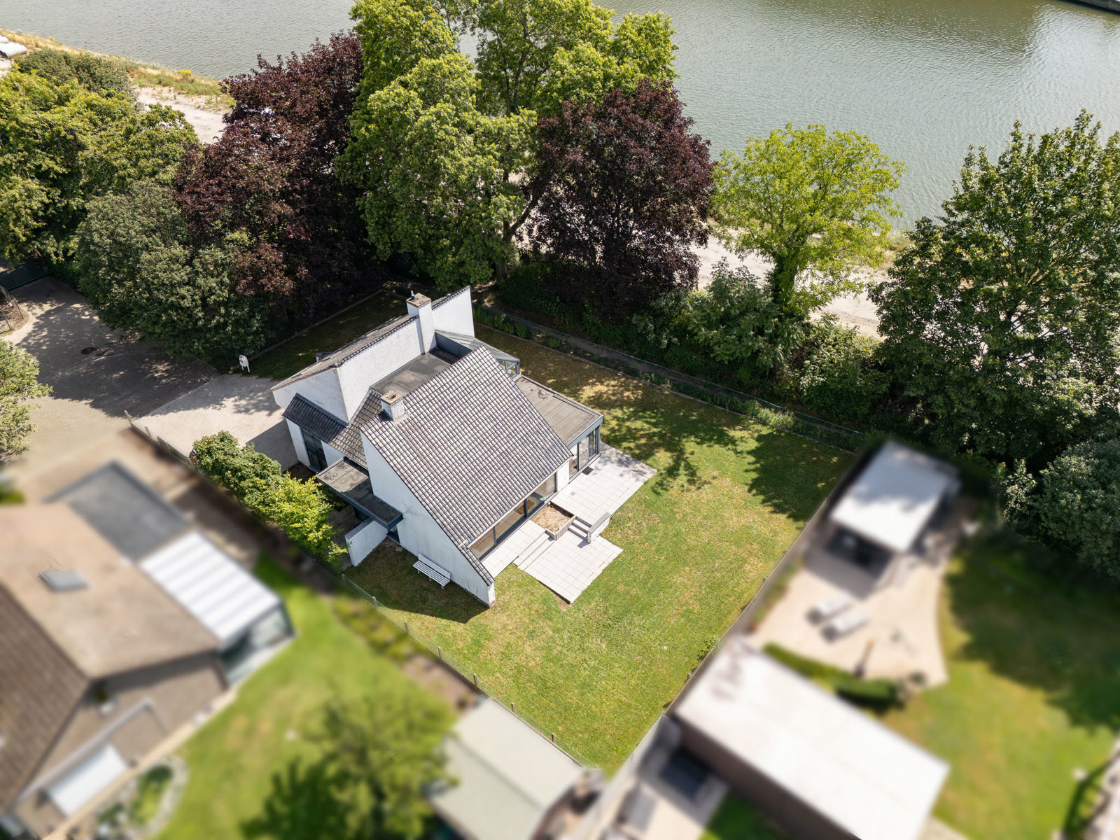 Architecturale villa aan water 