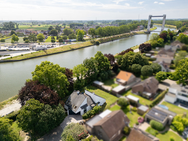 Architecturale villa aan water 