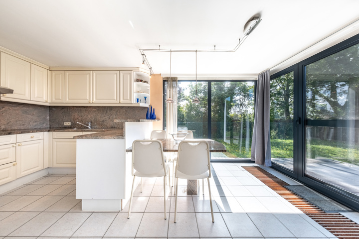 Architecturale villa aan water 