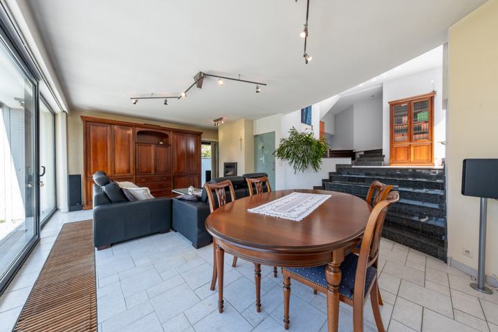 Architecturale villa aan water 