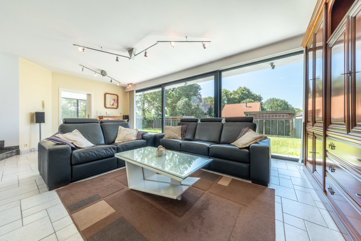 Architecturale villa aan water 