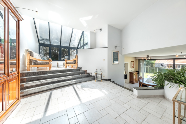 Architecturale villa aan water 