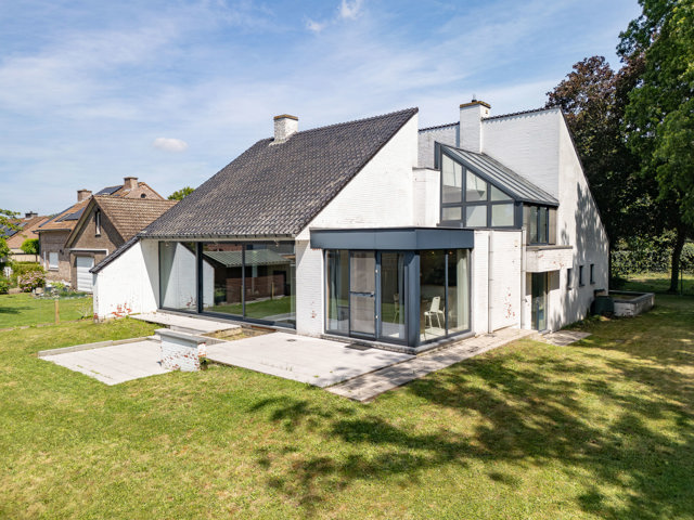 Architecturale villa aan water 