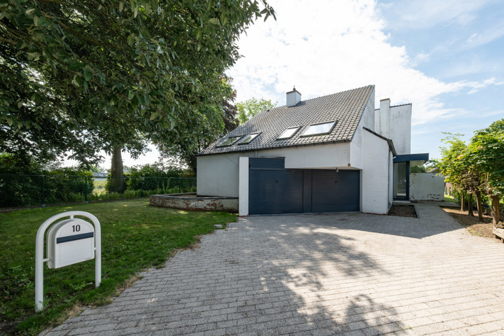 Architecturale villa aan water 