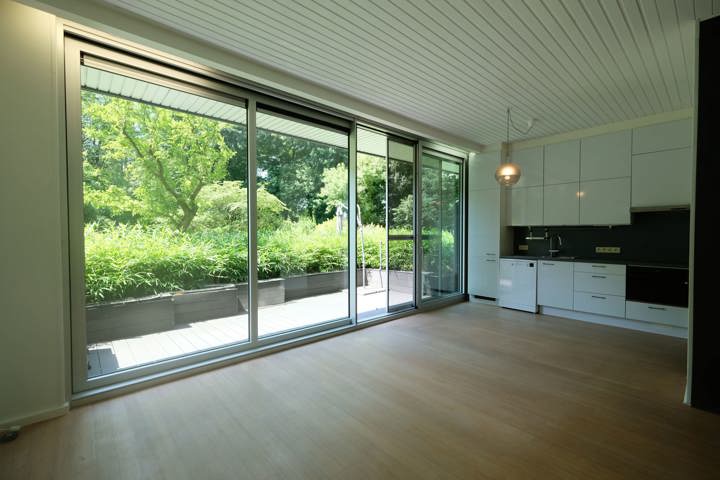 Lichtrijke studio met terras