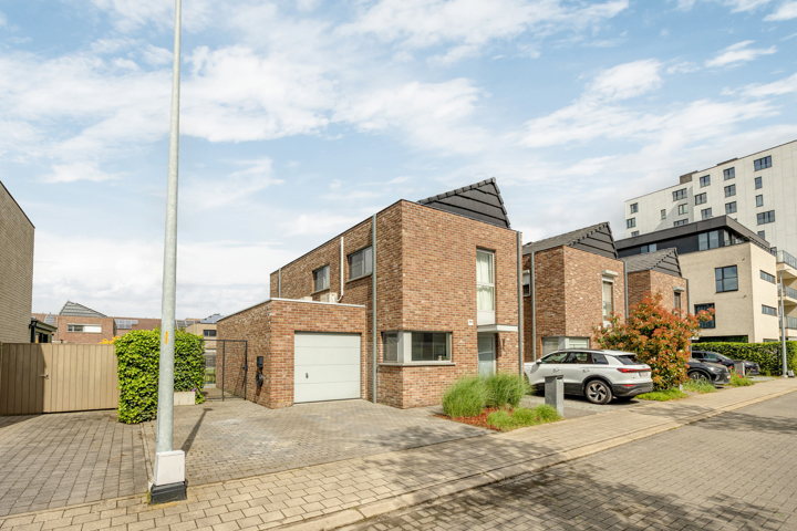 Goed gelegen woning met 3 slaapkamers, garage en tuin