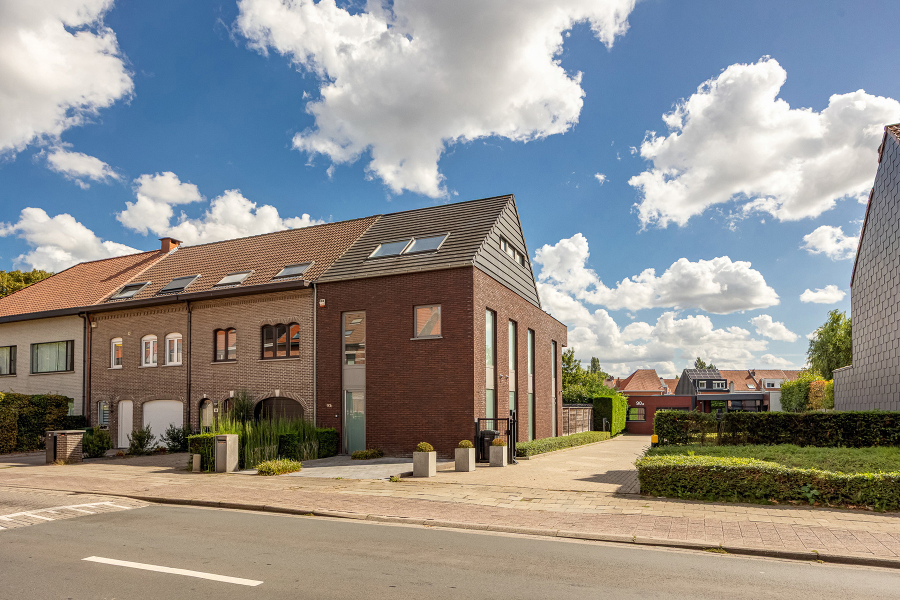 Knap afgewerkte woning met apart bedrijfsgebouw en parking