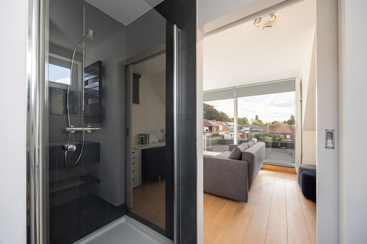 Knap afgewerkte woning met apart bedrijfsgebouw en parking