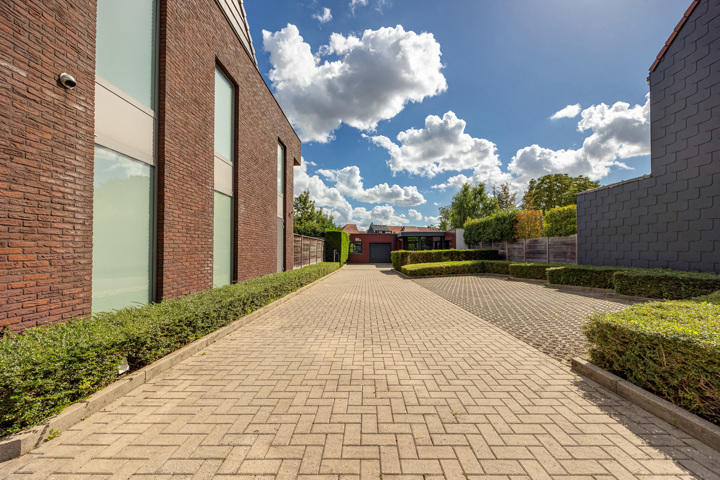 Knap afgewerkte woning met apart bedrijfsgebouw en parking