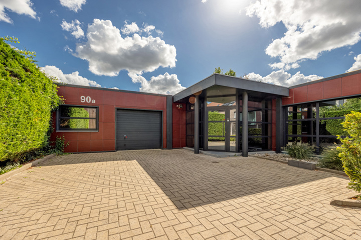 Knap afgewerkte woning met apart bedrijfsgebouw en parking