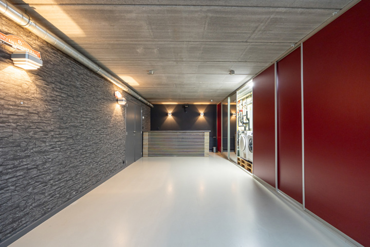 Knap afgewerkte woning met apart bedrijfsgebouw en parking
