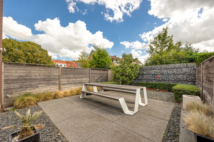 Knap afgewerkte woning met apart bedrijfsgebouw en parking