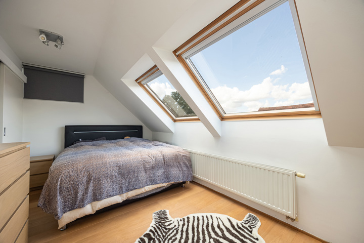 Knap afgewerkte woning met apart bedrijfsgebouw en parking
