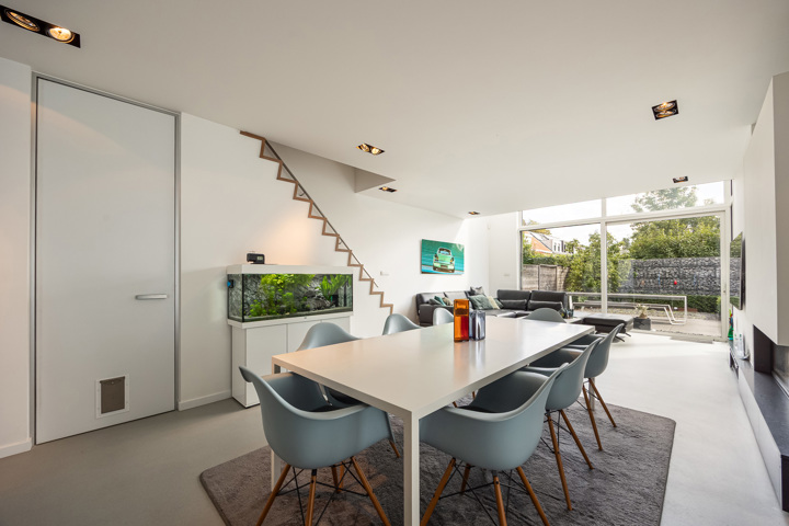 Knap afgewerkte woning met apart bedrijfsgebouw en parking