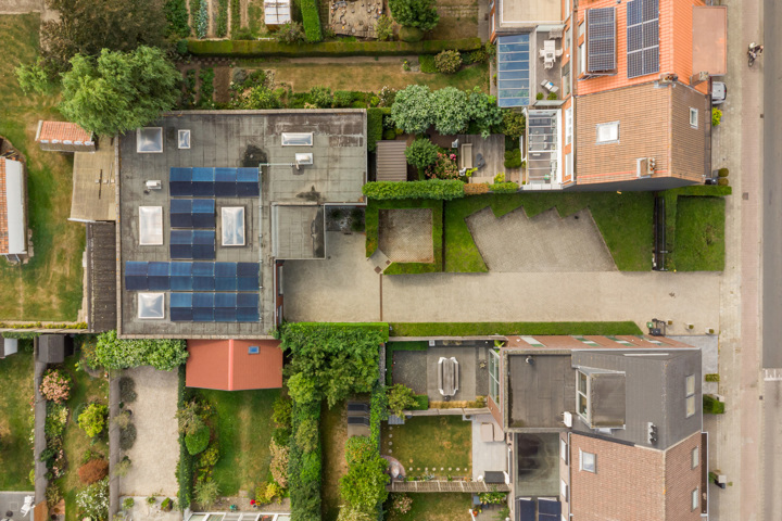 Knap afgewerkte woning met apart bedrijfsgebouw en parking