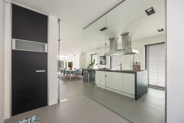 Knap afgewerkte woning met apart bedrijfsgebouw en parking