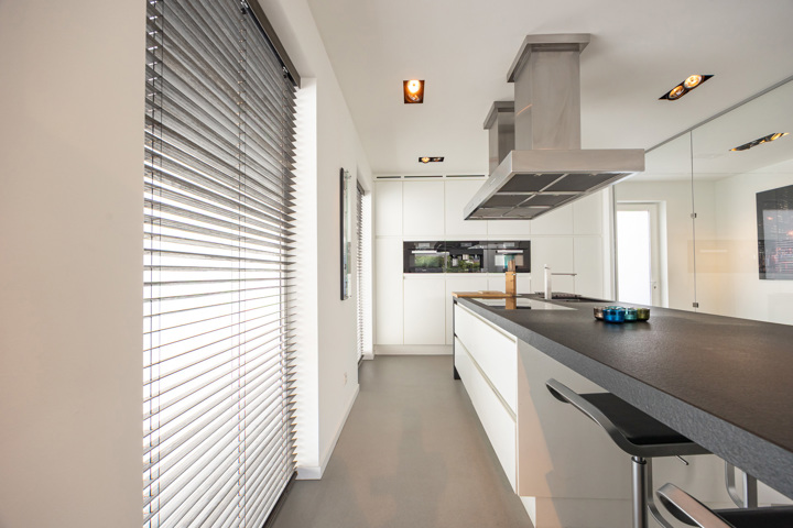 Knap afgewerkte woning met apart bedrijfsgebouw en parking
