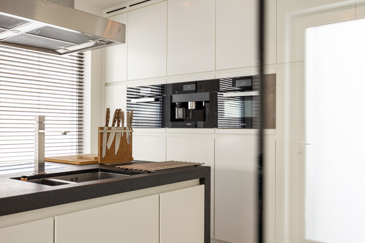 Knap afgewerkte woning met apart bedrijfsgebouw en parking