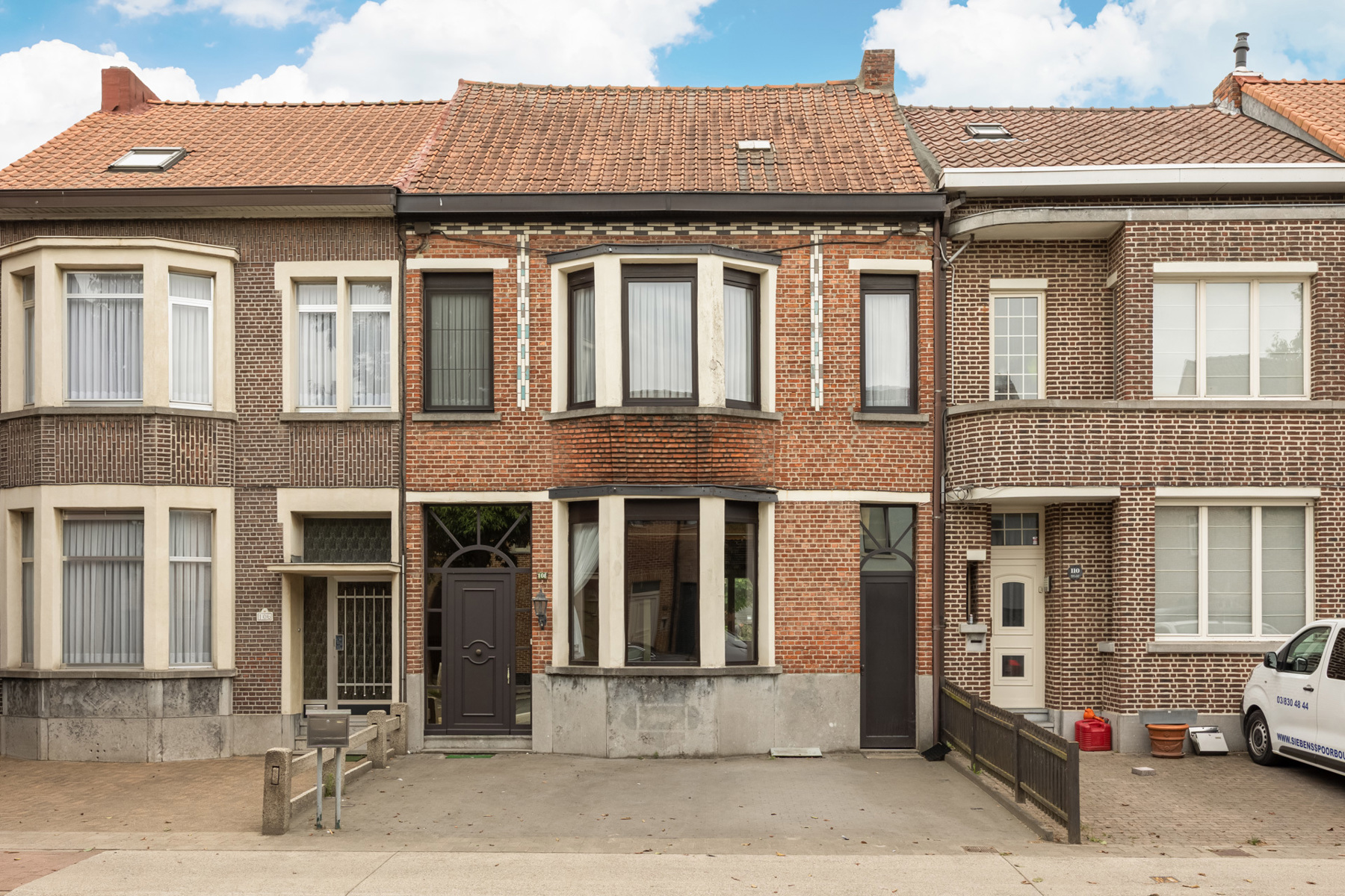 Centraal gelegen woning met veel potentieel, oprit en tuin