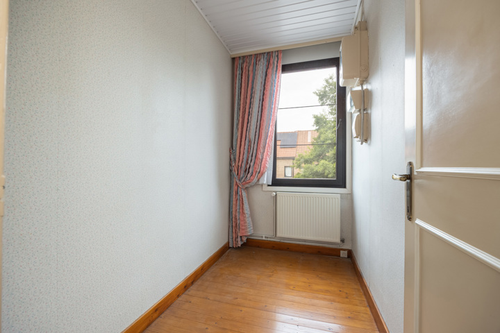 Centraal gelegen woning met veel potentieel, oprit en tuin