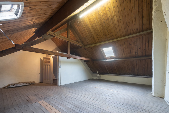 Centraal gelegen woning met veel potentieel, oprit en tuin